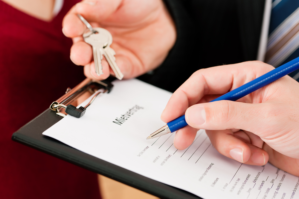 signing lease agreement
