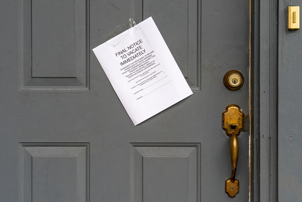 Notice to vacate posted on a residential door.